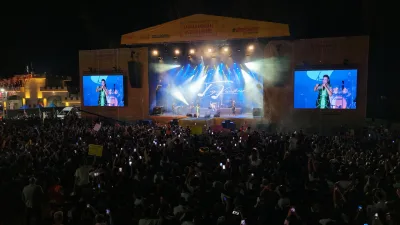 Sevilen sanatçı Tuğçe Kandemir, Geleneksel Ağustos Fuarı’nda sahne aldı. Kandemir,