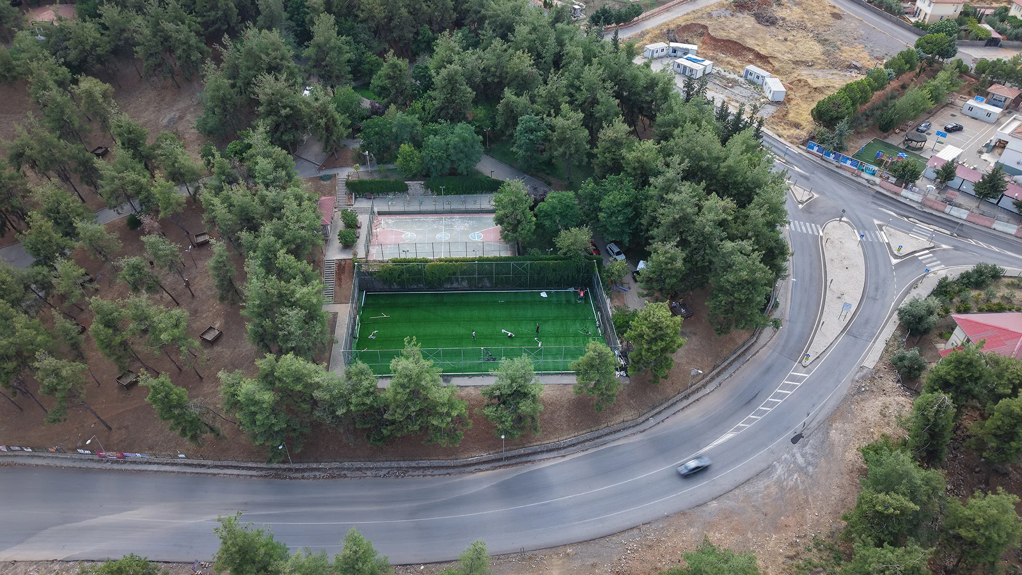Şehir genelinde 31 halı sahayı gençlerin hizmetine sunan Kahramanmaraş Büyükşehir