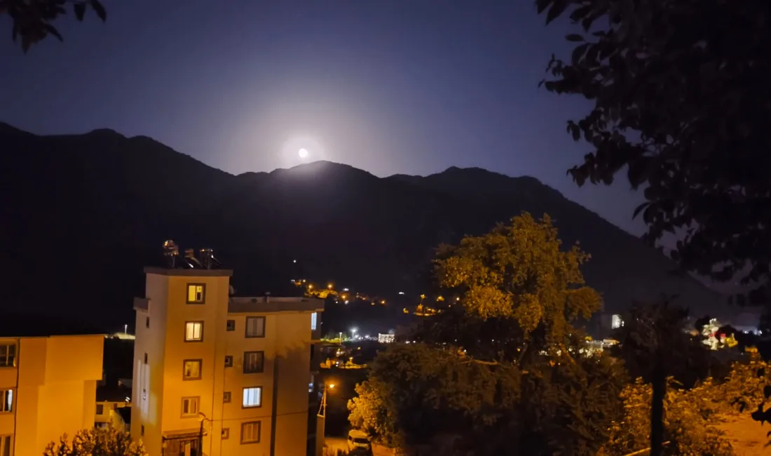  Kahramanmaraş’ın Andırın ilçesinde akşam saatlerinde doğan dolunay, Sarımsak Dağı’nın
