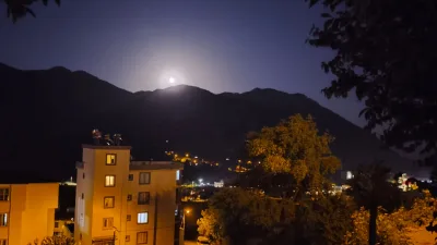  Kahramanmaraş’ın Andırın ilçesinde akşam saatlerinde doğan dolunay, Sarımsak Dağı’nın