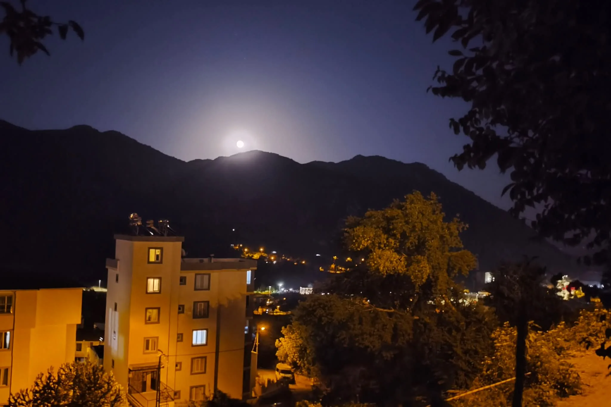  Kahramanmaraş’ın Andırın ilçesinde akşam saatlerinde doğan dolunay, Sarımsak Dağı’nın