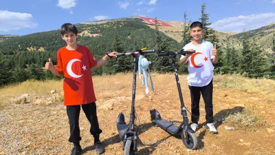 Kahramanmaraş’ta ortaokul öğrencisi iki arkadaş, Türk bayrağına olan sevgilerini göstermek