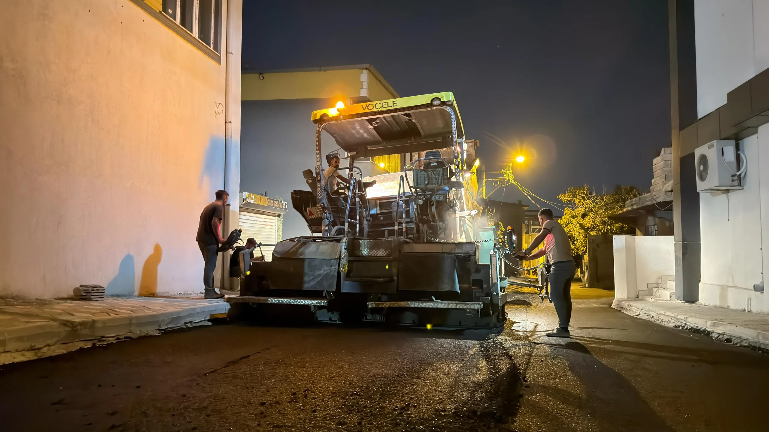 Büyükşehir gece mesaisinde, yollar asfaltlanıyor