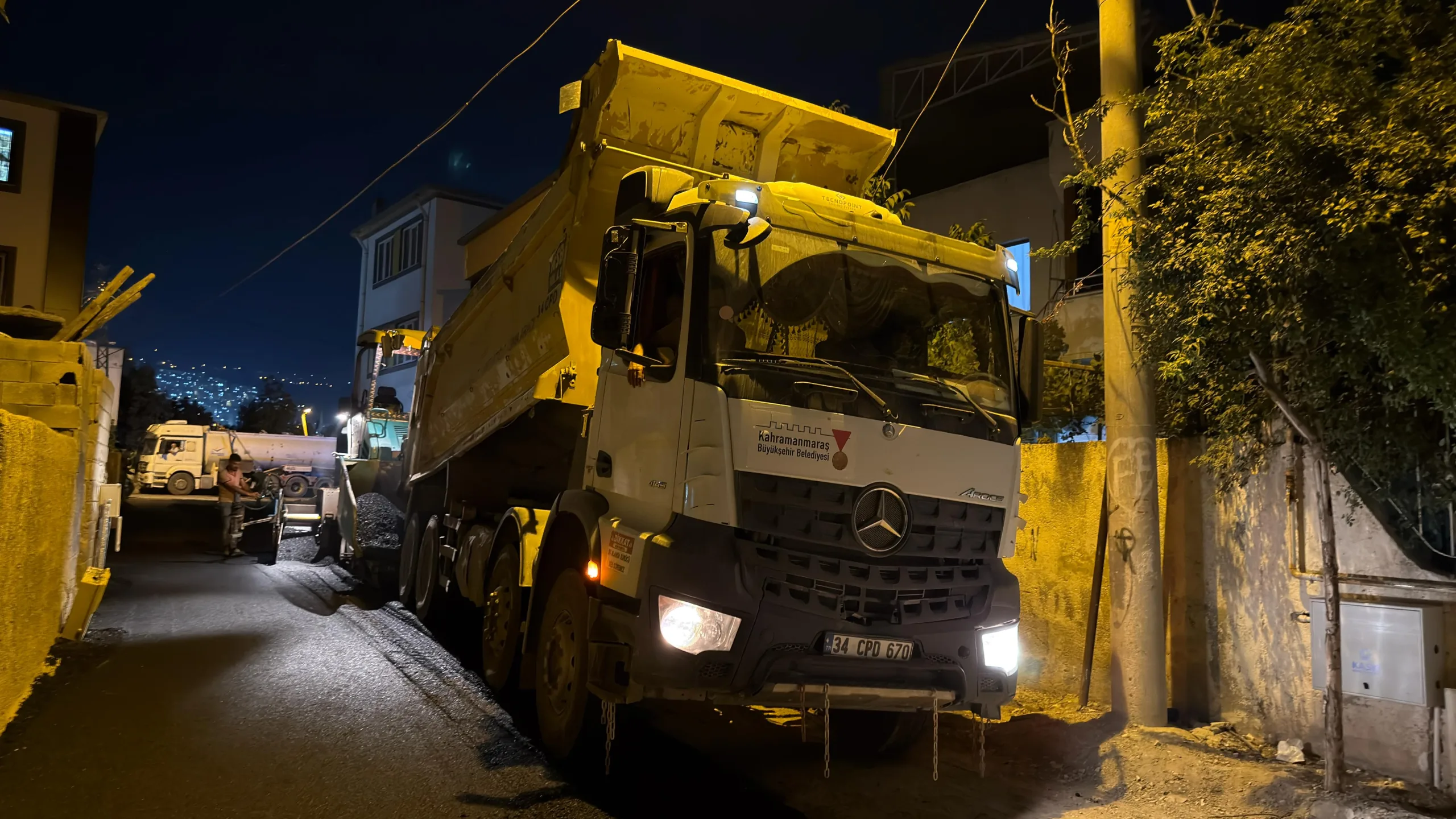 Büyükşehir Gece Mesaisinde, Yollar Asfaltlanıyor