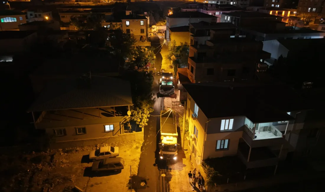 Büyükşehir Gece Mesaisinde, Yollar Asfaltlanıyor Kahramanmaraş Büyükşehir Belediyesi, Dulkadiroğlu Yahya Kemal Mahallesi’nde deprem sonrası altyapı