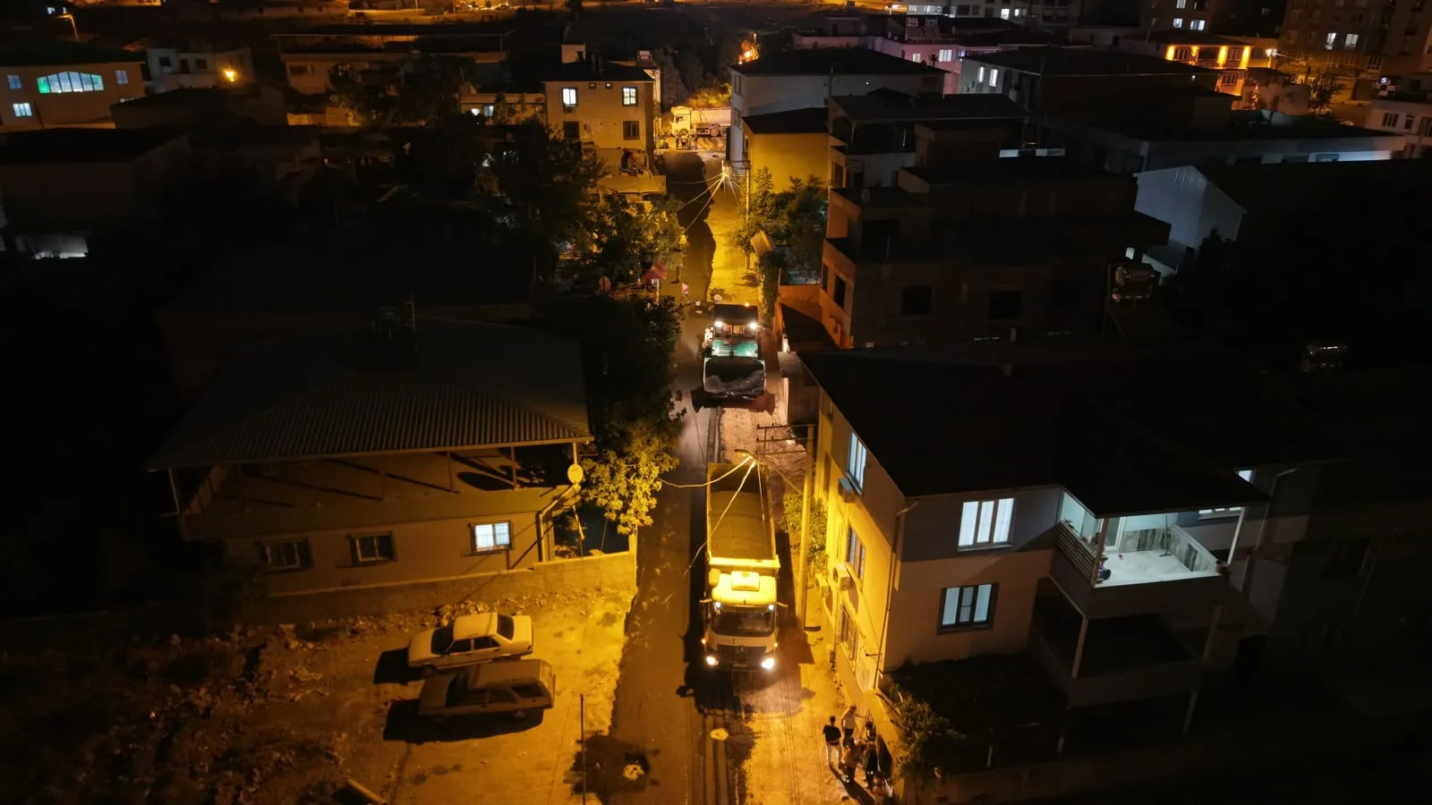 Büyükşehir Gece Mesaisinde, Yollar Asfaltlanıyor