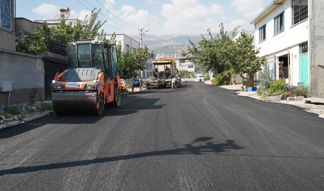 Kahramanmaraş Büyükşehir Belediyesi, Dulkadiroğlu ilçesinde başlattığı kapsamlı yol yenileme hamlesine