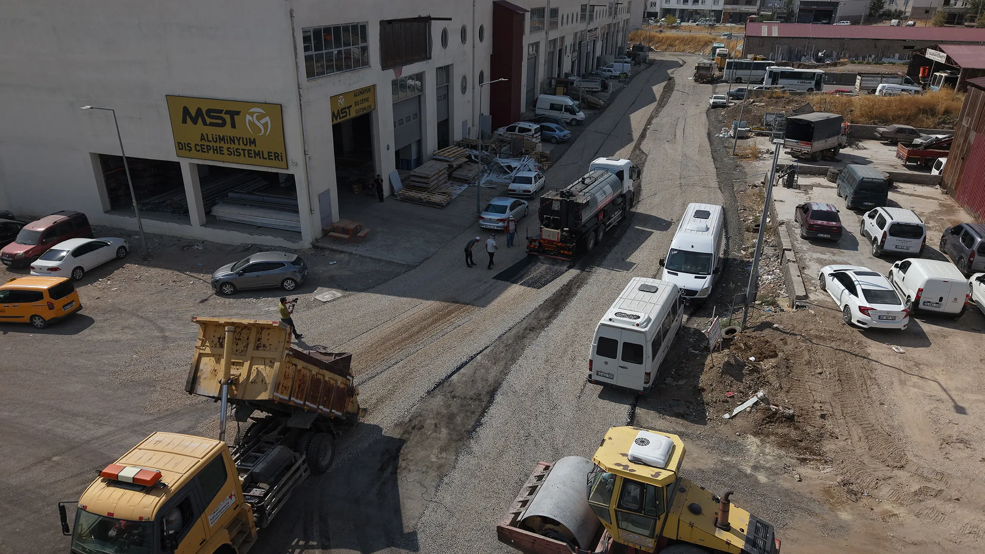 Büyükşehir Yeni Sanayi Sitesi Yollarını Asfaltlıyor!