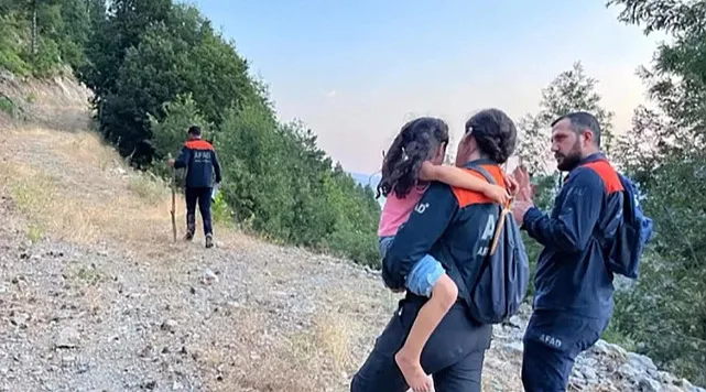 Mahsur kalan baba ve kıza ekipler hızır gibi yetişti!