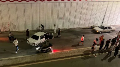 Kahramanmaraş’ın Dulkadiroğlu ilçesinde Tevfik Kadıoğlu Köprülü Kavşağı’nın alt geçidinde otomobilin