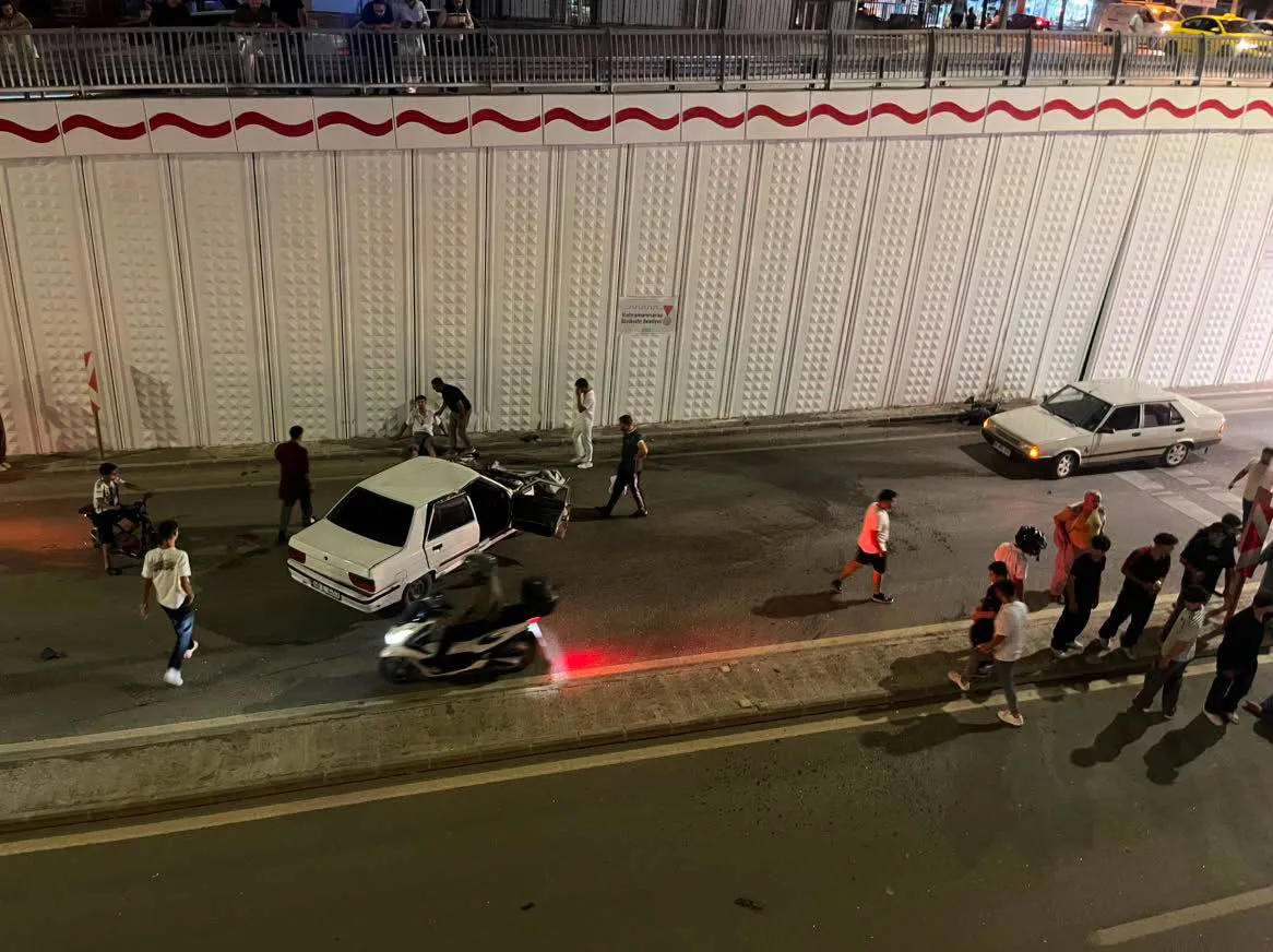 Kahramanmaraş’ın Dulkadiroğlu ilçesinde Tevfik Kadıoğlu Köprülü Kavşağı’nın alt geçidinde otomobilin