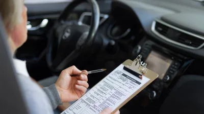 Ehliyet sınavlarında adayların yalnızca ezber bilgileriyle değil, gerçek trafik koşullarındaki