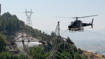 Kahramanmaraş’ın Onikişubat ilçesinde yüksek gerilim hatlarında helikopterle yürütülen bakım ve