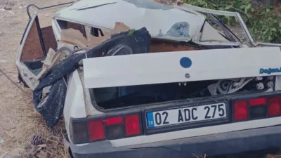 Kahramanmaraş’ın Onikişubat ilçesinde sürücüsünün direksiyon hakimiyetini kaybettiği otomobilin yol kenarındaki