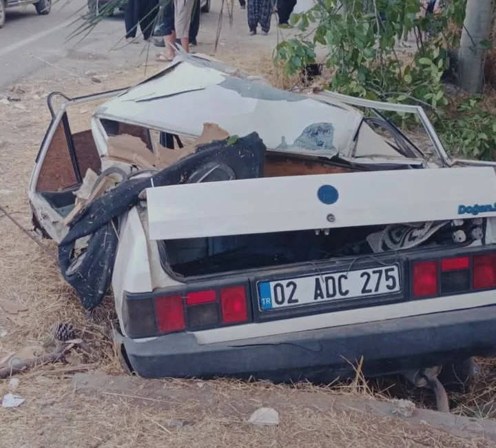 Kontrolden Çıkan Otomobil Ağaca Çarptı: 1 Ölü, 2 Yaralı Kahramanmaraş’ın Onikişubat ilçesinde sürücüsünün direksiyon hakimiyetini kaybettiği otomobilin yol kenarındaki