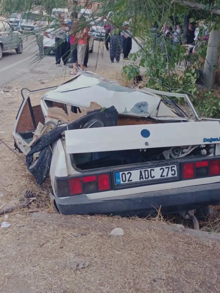 Kahramanmaraş’ın Onikişubat ilçesinde sürücüsünün direksiyon hakimiyetini kaybettiği otomobilin yol kenarındaki