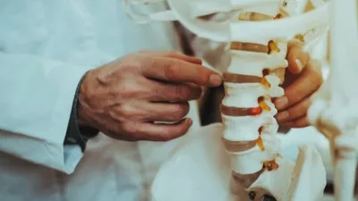 Kemik erimesi olarak bilinen osteoporoz, uzun süre belirti vermeden ilerleyebiliyor.
