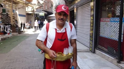 Kahramanmaraş’ta yaz sıcaklarıyla birlikte sokak tezgâhlarında satışları tavan yapan asırlık