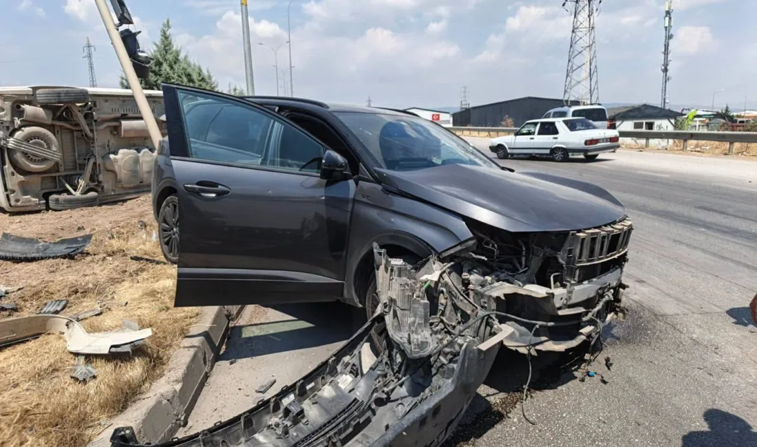 Kahramanmaraş’ın Pazarcık ilçesinde, hafif ticari araç ile otomobilin kavşakta çarpışması