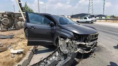Kahramanmaraş’ın Pazarcık ilçesinde, hafif ticari araç ile otomobilin kavşakta çarpışması