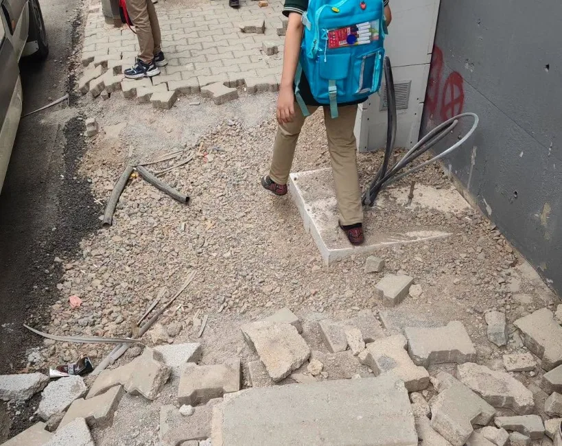 Cumhuriyet Mahallesi’ndeki Ahmet Bayazıt İlkokulu çevresinde tahrip edilen kaldırımlar ve