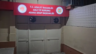 Adana'da Tarsus-Gaziantep-Adana (TAG) Otoyolu kenarında kimliği belirsiz çürümüş erkek cesedi