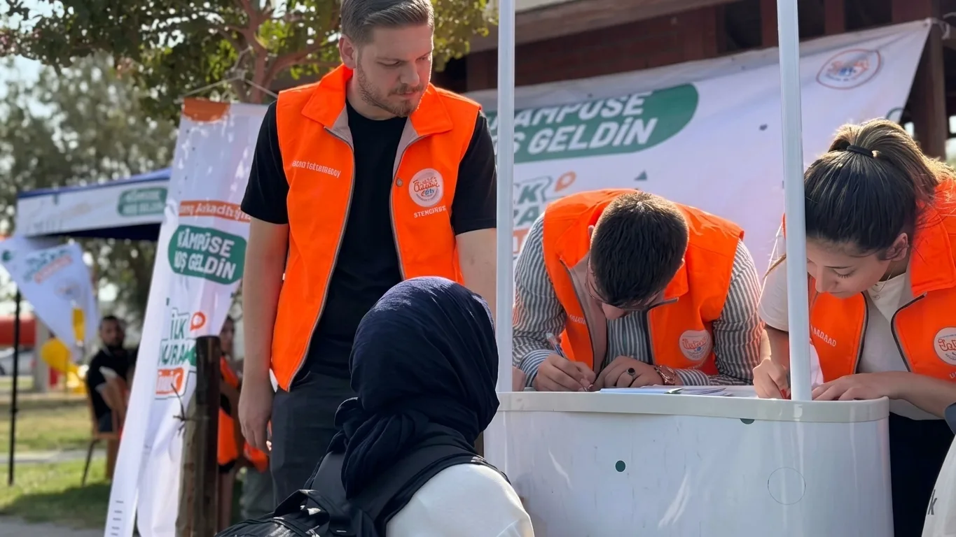 Kampüse giden yolda ak destek!