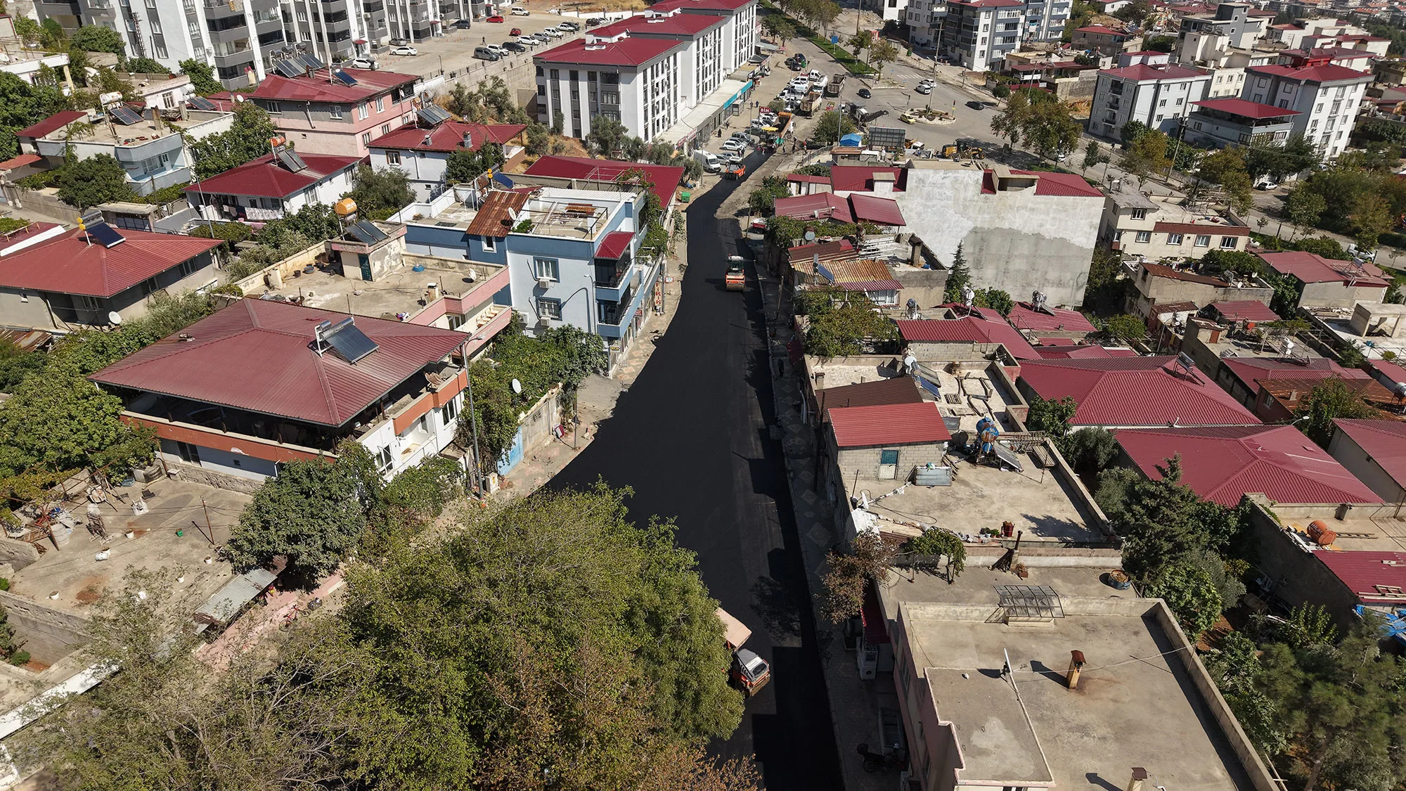 Kahramanmaraş’ta sokaklar sıcak asfaltla yenileniyor!