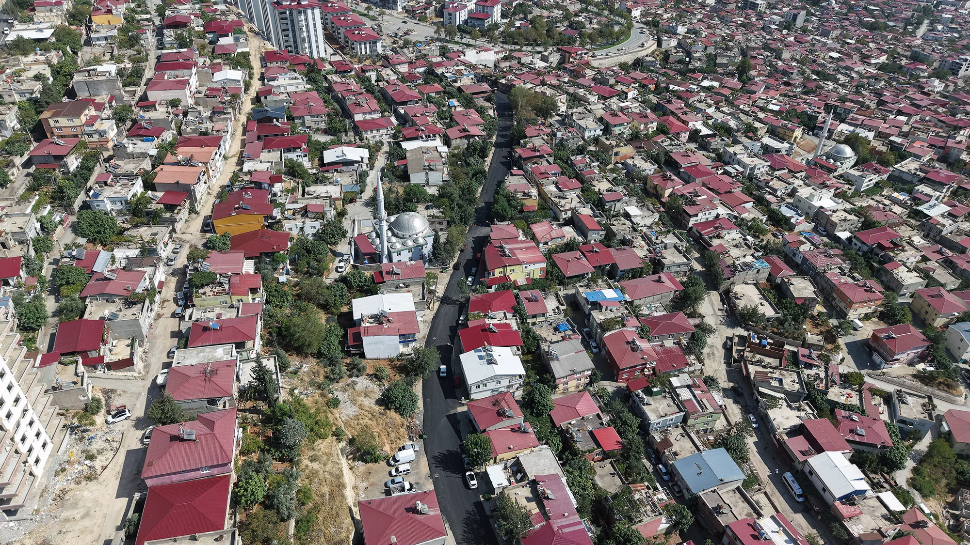 Kahramanmaraş’ta sokaklar sıcak asfaltla yenileniyor!