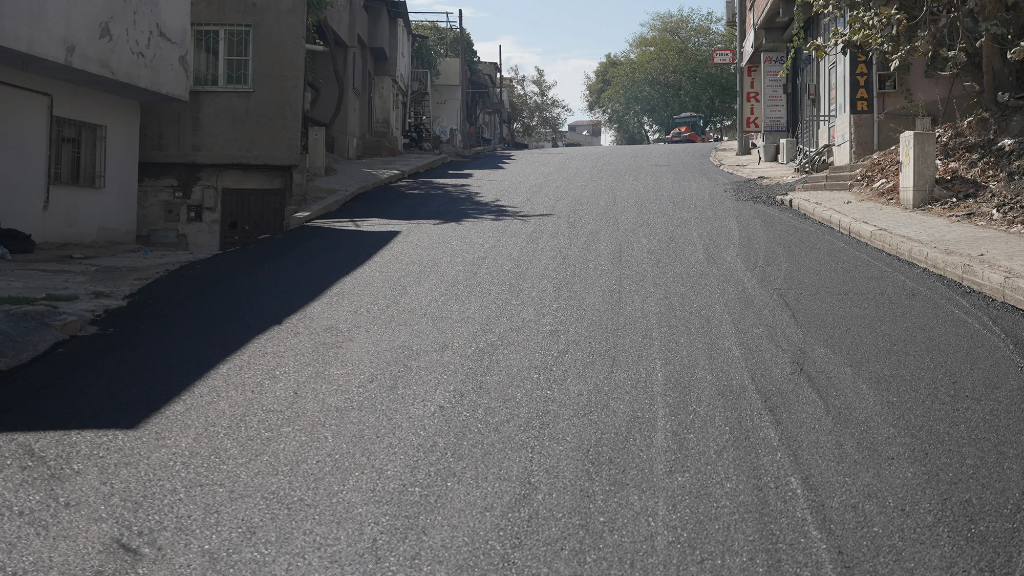 Kahramanmaraş’ta sokaklar sıcak asfaltla yenileniyor!