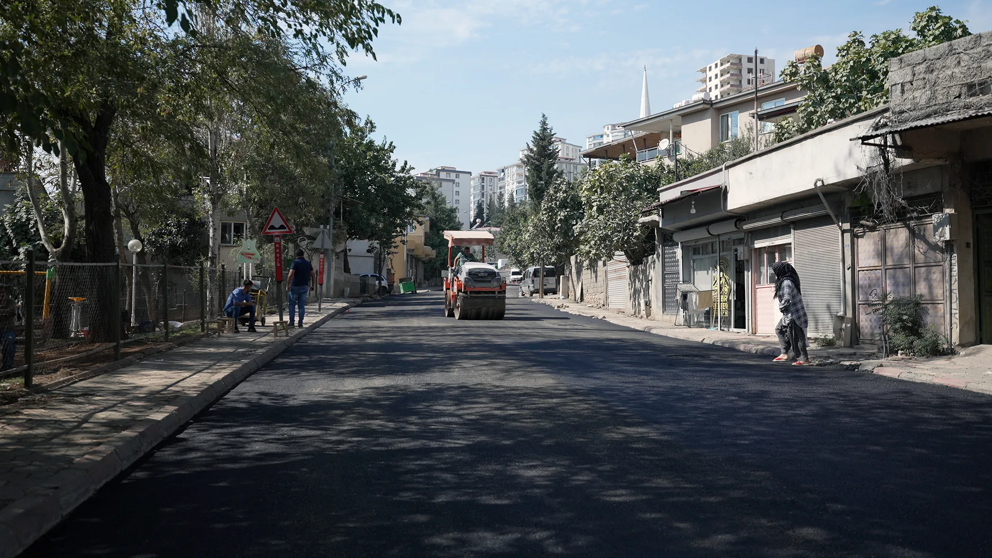 Kahramanmaraş’ta sokaklar sıcak asfaltla yenileniyor!