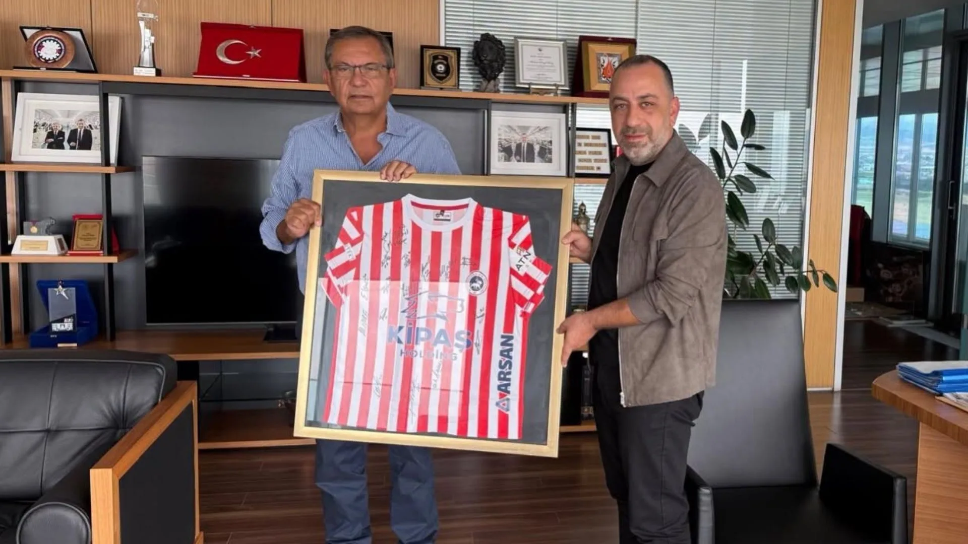 Kahramanmaraş İstiklalspor Başkanı Ahmet Gülpak, KİPAŞ Yönetim Kurulu Başkanı Hanefi