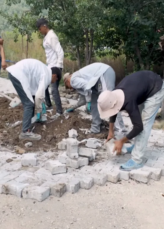 Andırın belediyesi’nden orhaniye mahallesi’ne kilit parke desteği