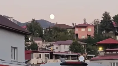 Kahramanmaraş’ın Andırın ilçesinde simge noktalardan Sarımsak Dağı’nın ardından yükselen Ay,
