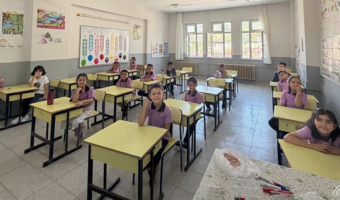 Andırın’da ders zili çaldı. Binlerce öğrenci çalan zille ders başı
