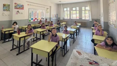 Andırın’da ders zili çaldı. Binlerce öğrenci çalan zille ders başı