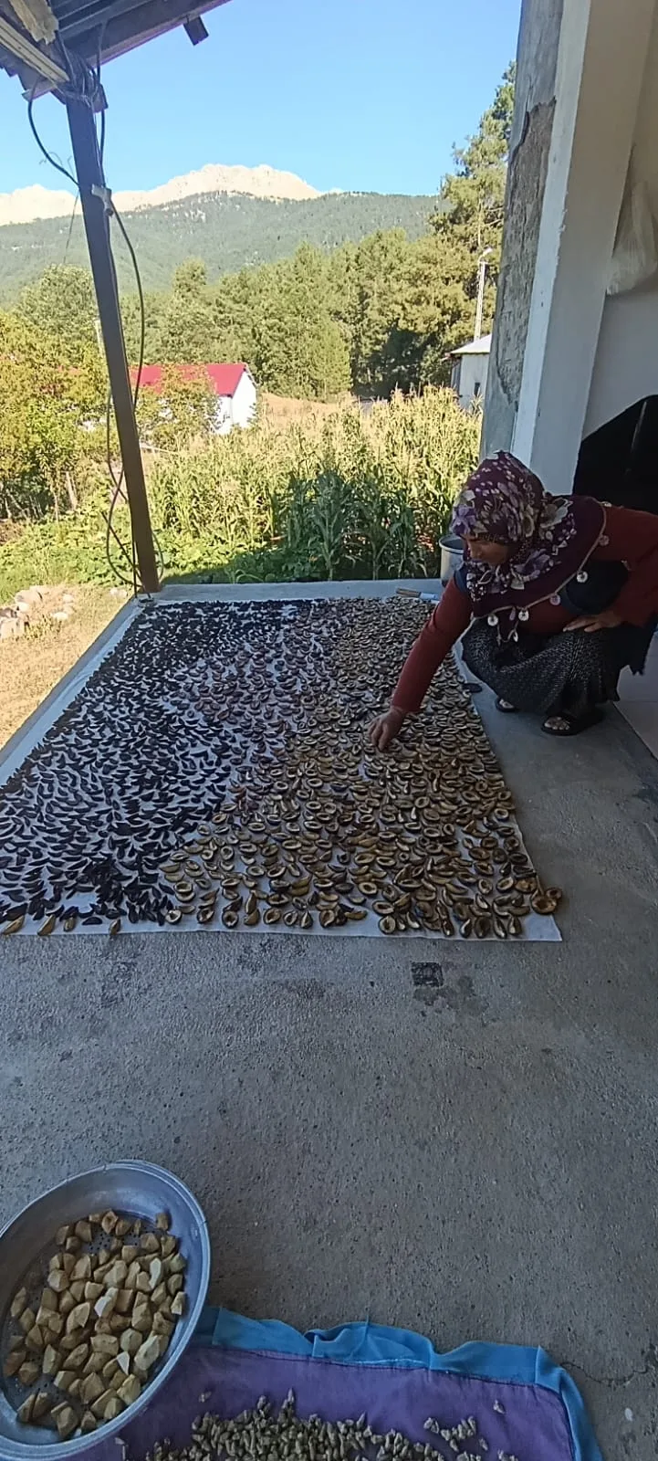 Andırın’da kış aylarında sofraların vazgeçilmezi olan lezzetlerin hazırlıkları için hummalı