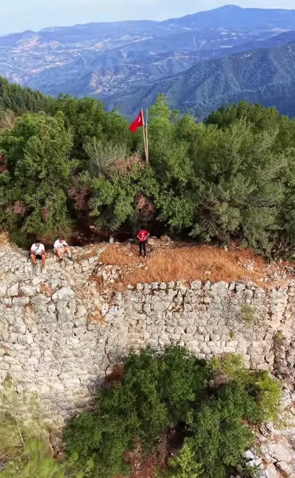 Andırın’da tarihi hisar kalesi yıllara meydan okuyor!