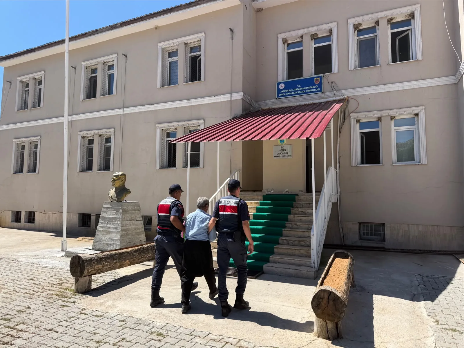 Kahramanmaraş’ın Andırın ilçesinde bir köpeğe yönelik eziyet anlarının sosyal medyada