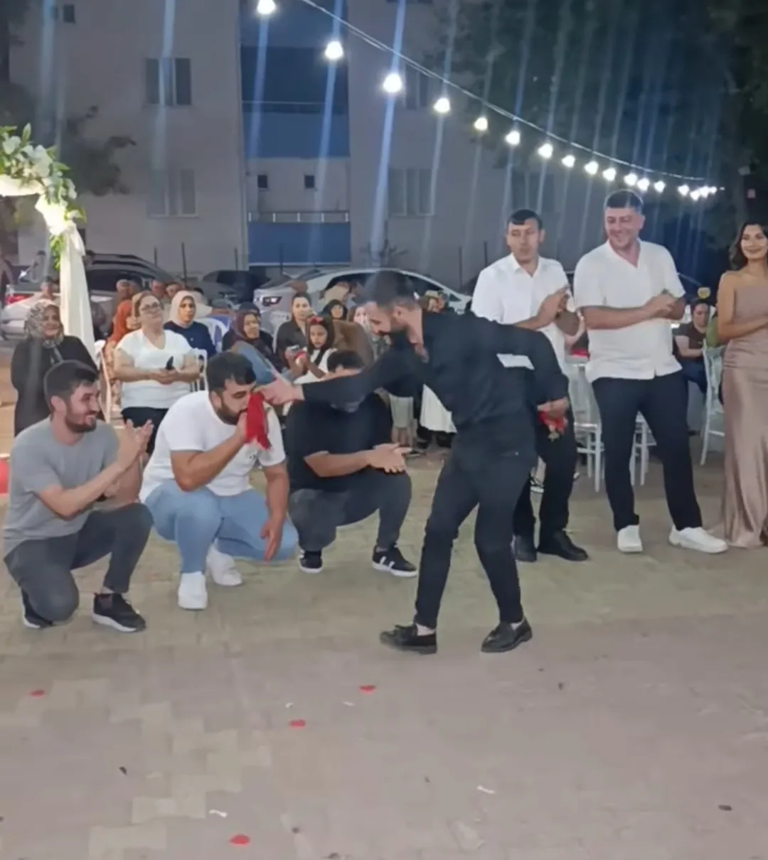 Andırın’da esnaflık yapan Abdurrahman Menendiz, mesleğindeki başarısını düğünlerde sergilediği ritmik