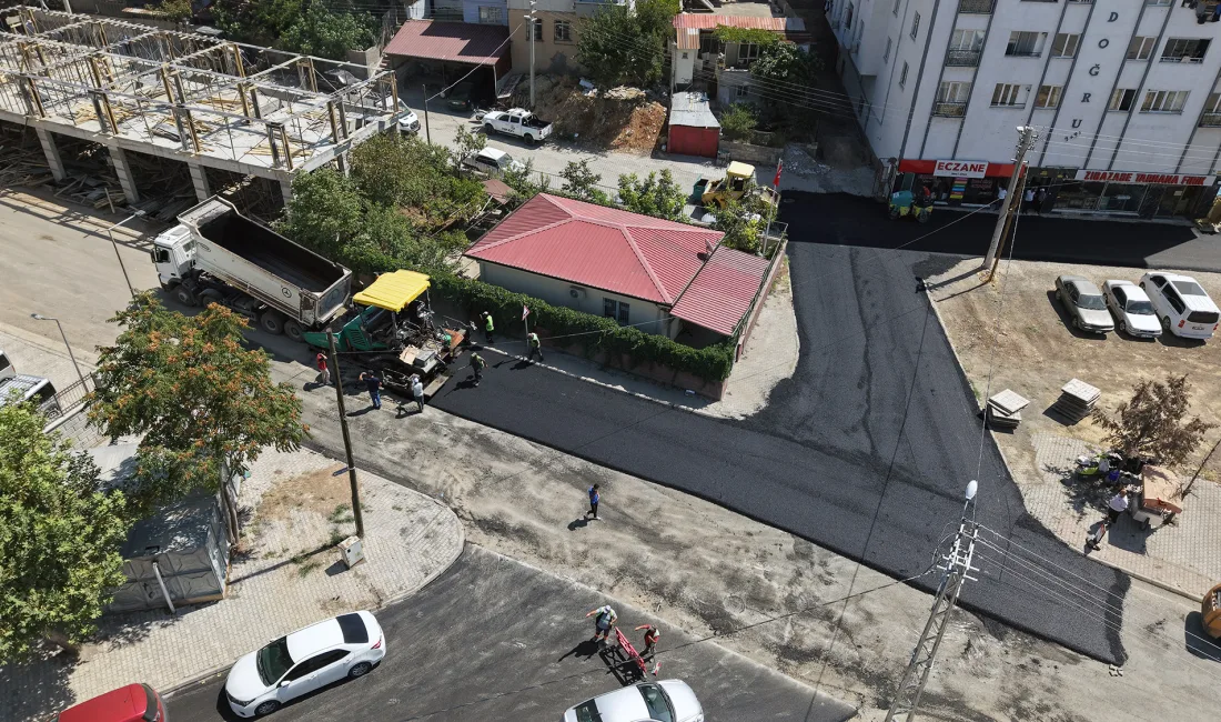 Kahramanmaraş Büyükşehir Belediyesi, Dulkadiroğlu ilçesine bağlı Ballıca Mahallesi’nde başlattığı asfaltlama