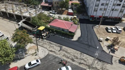 Kahramanmaraş Büyükşehir Belediyesi, Dulkadiroğlu ilçesine bağlı Ballıca Mahallesi’nde başlattığı asfaltlama