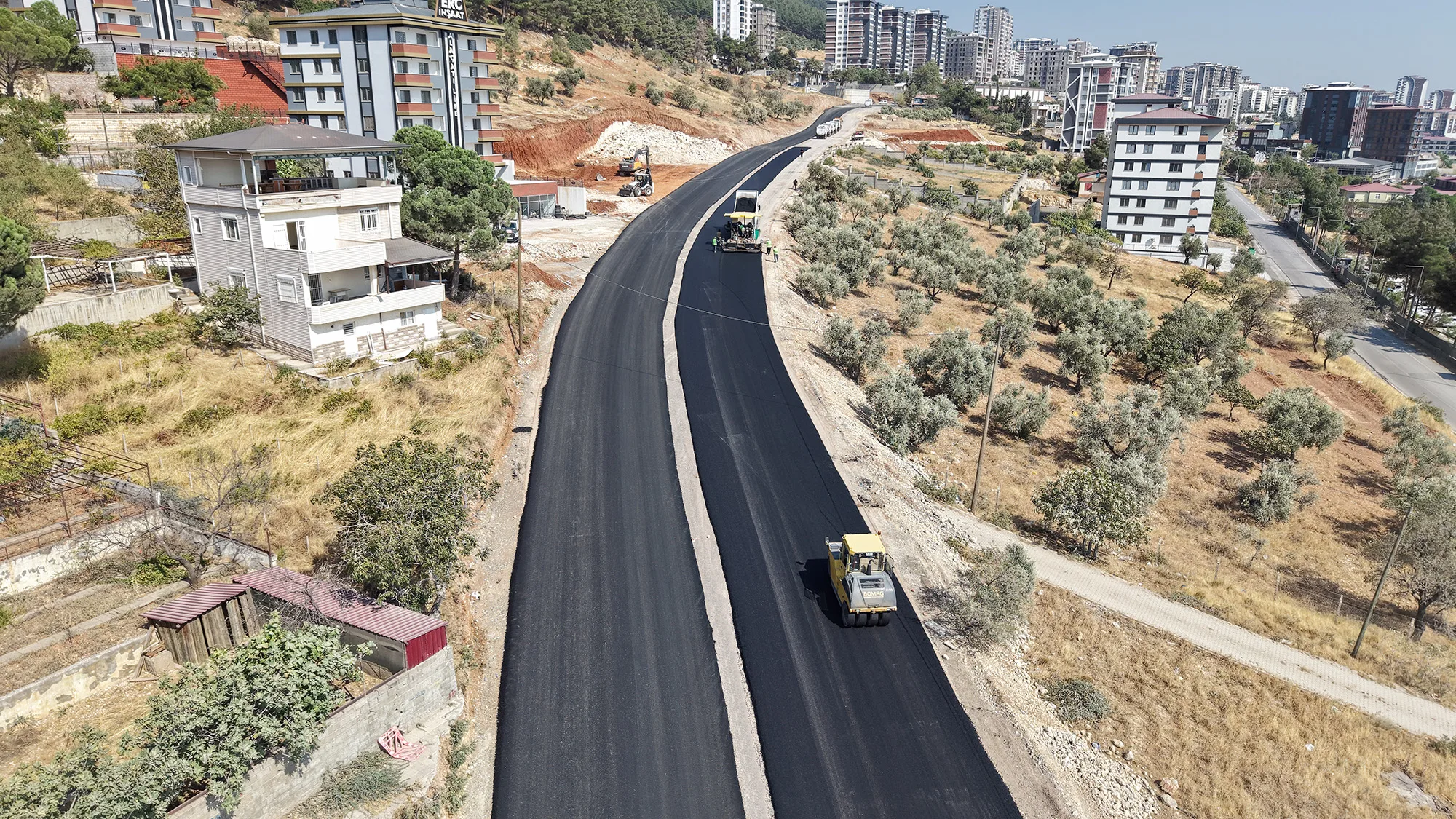 Doğu-batı koridorunda sıcak asfalt mesaisi Doğu-batı koridorunda sıcak asfalt mesaisi