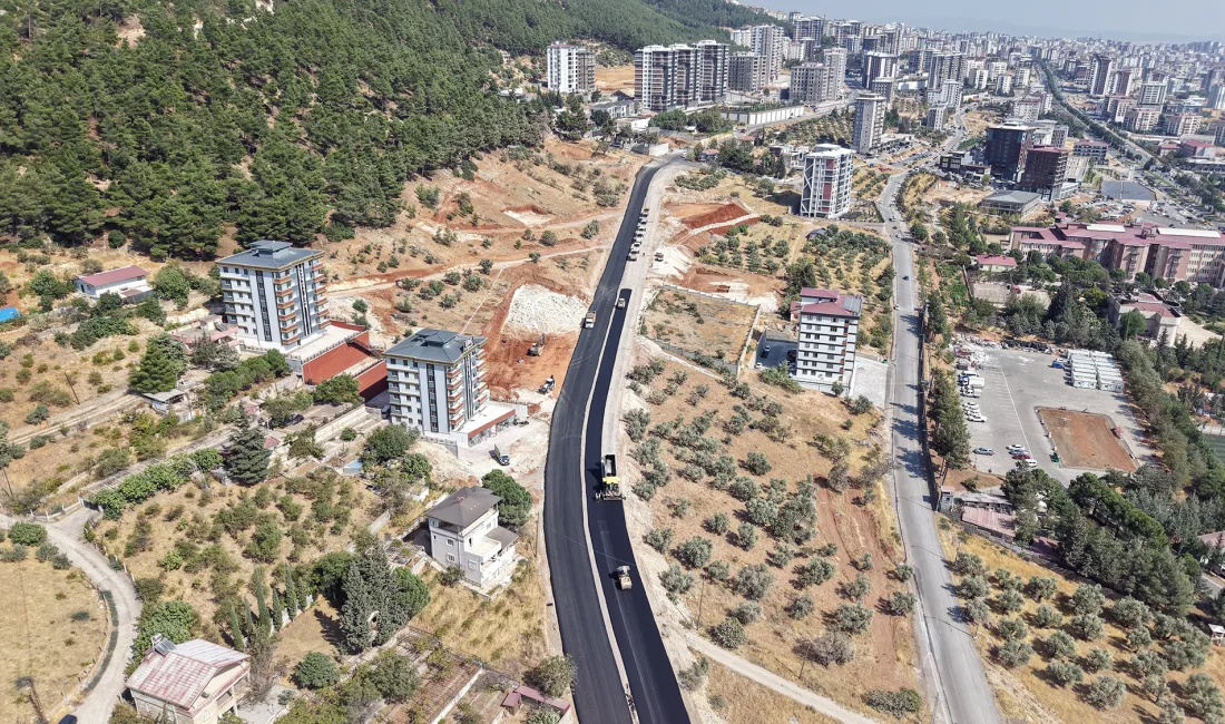 Doğu-Batı Koridorunda Sıcak Asfalt Mesaisi Kahramanmaraş Büyükşehir Belediyesi, kent merkezinde doğu ve batı yönleri arasında
