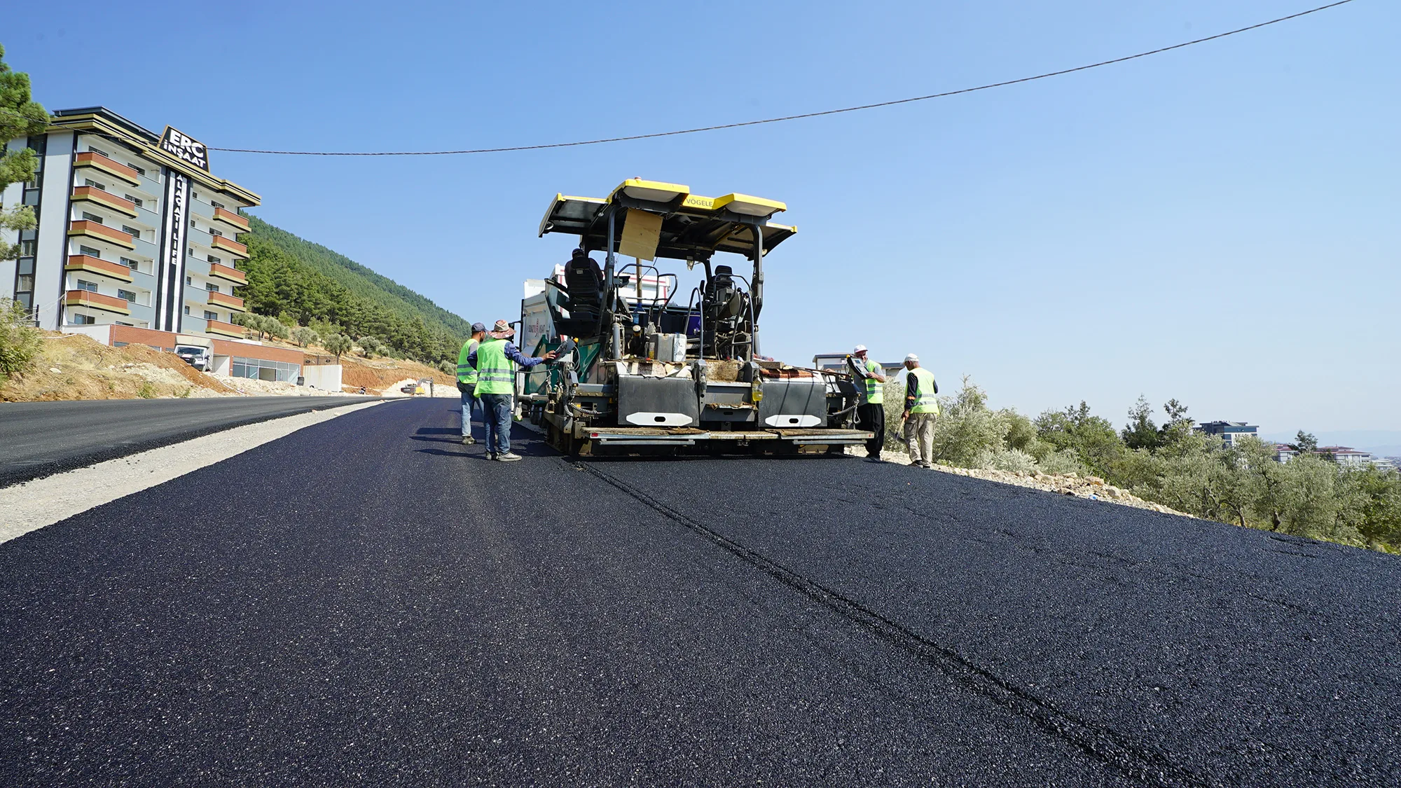 Doğu-batı koridorunda sıcak asfalt mesaisi Doğu-batı koridorunda sıcak asfalt mesaisi