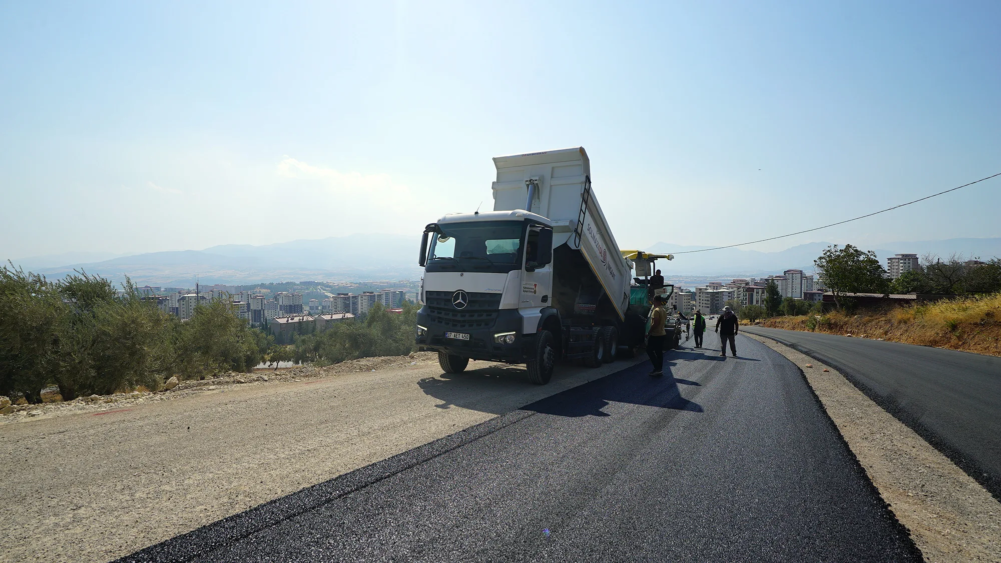 Doğu-batı koridorunda sıcak asfalt mesaisi Doğu-batı koridorunda sıcak asfalt mesaisi