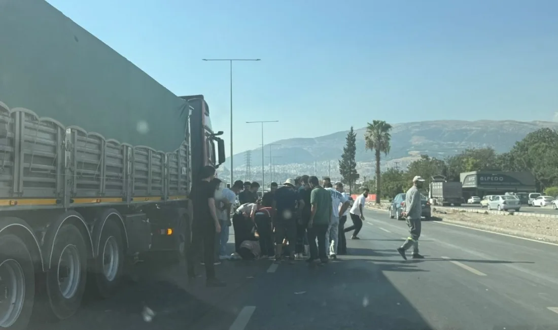 Kahramanmaraş’ın Onikişubat ilçesi Doğu Çevre Yolu üzerinde yolun karşısına geçmeye