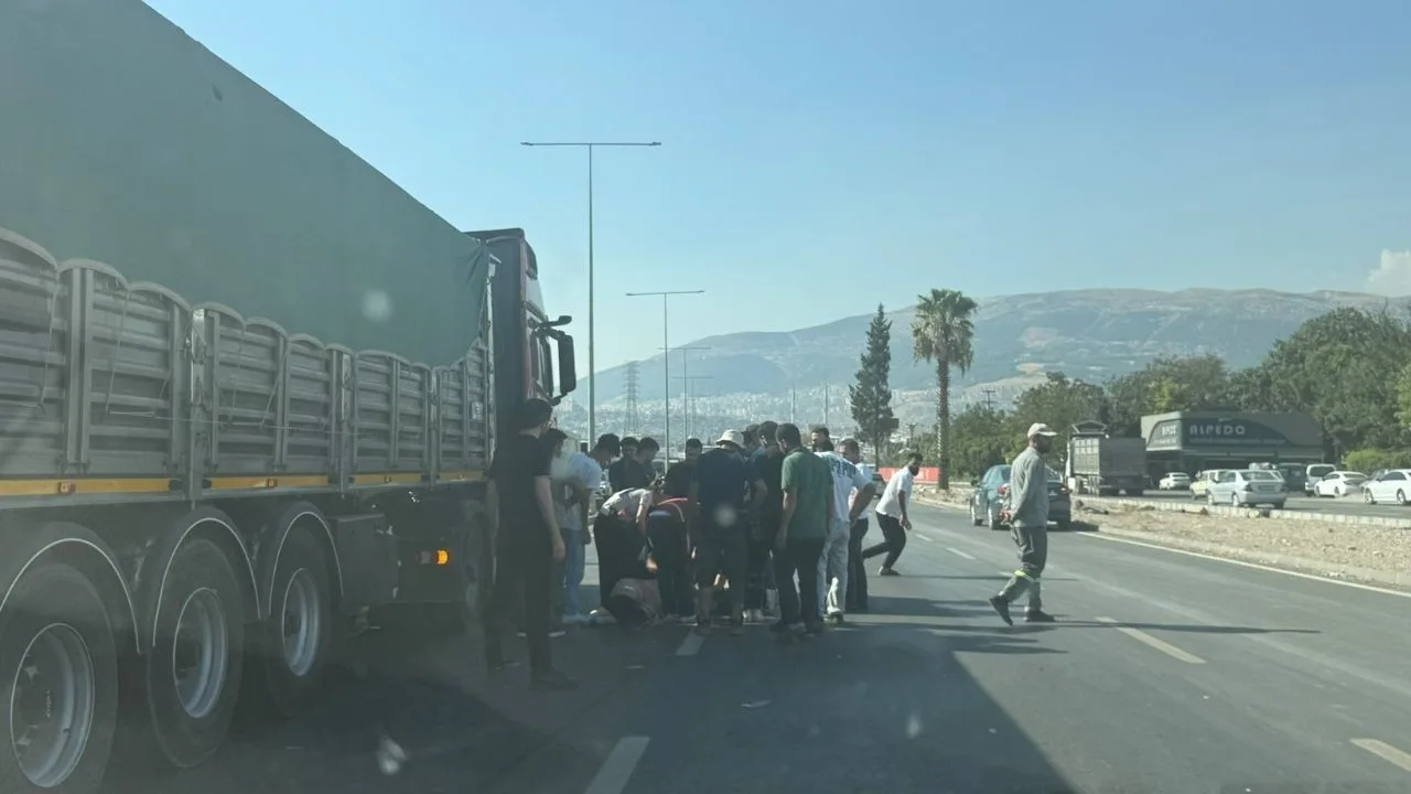 Kahramanmaraş’ın Onikişubat ilçesi Doğu Çevre Yolu üzerinde yolun karşısına geçmeye