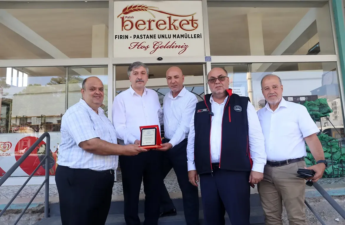 Dulkadiroğlu’nda örnek fırıncı esnafına plaket takdim edildi Dulkadiroğlu’nda örnek fırıncı esnafına plaket takdim edildi