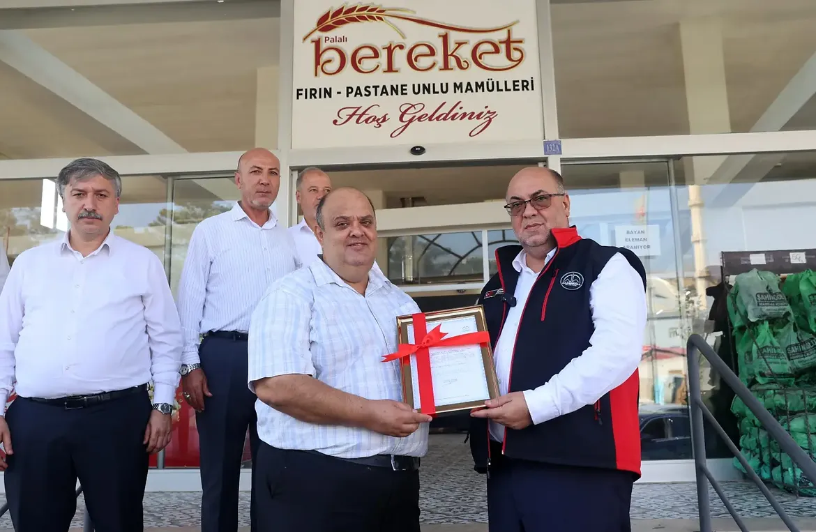 Dulkadiroğlu’nda örnek fırıncı esnafına plaket takdim edildi